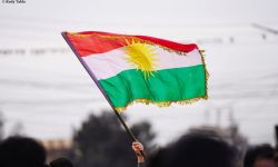 أهالي مدينة القامشلي السورية يحتجون على بنود الدستور السوري المؤقت.